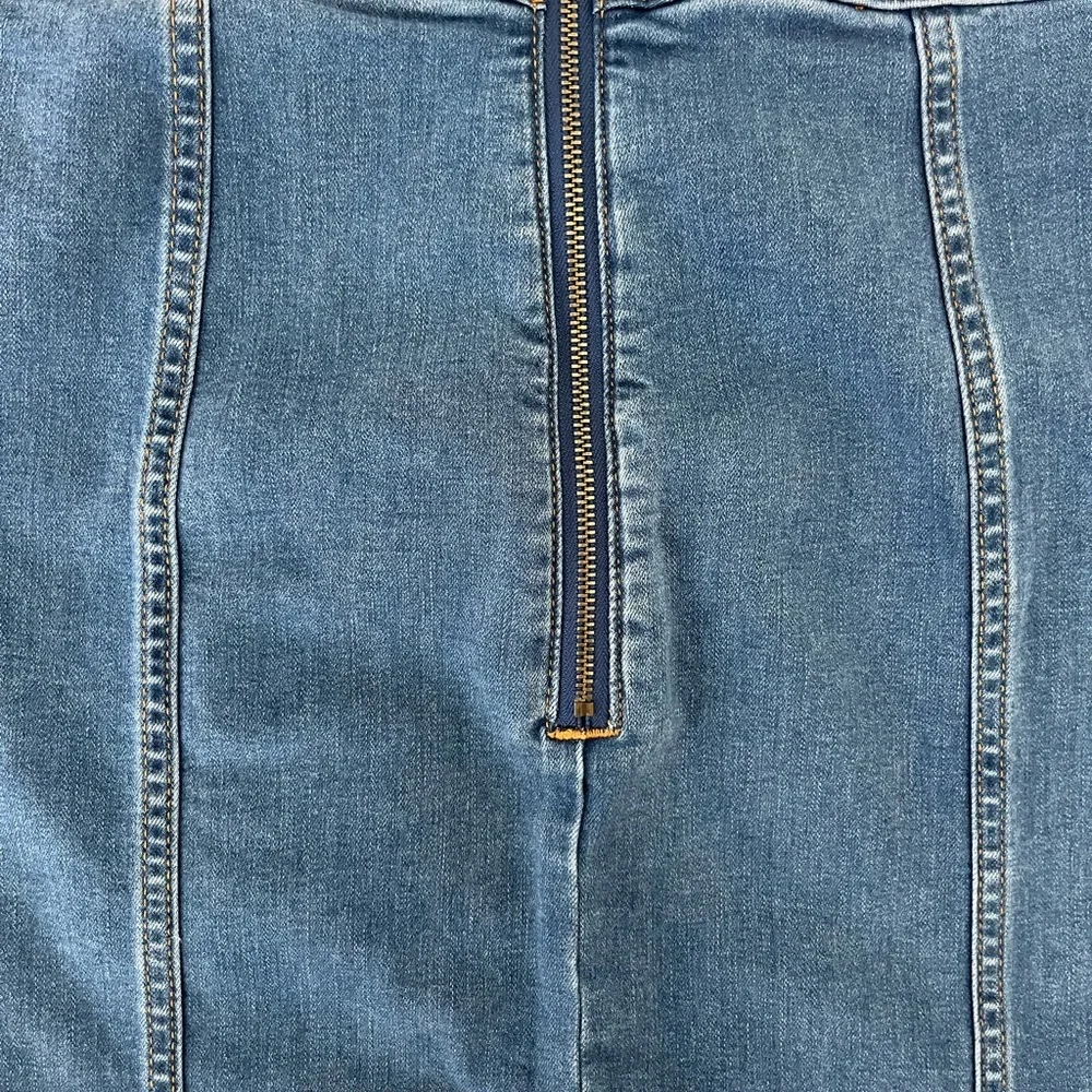 Eva Mendes Stretch Denim Skirt - Picture 8 of 9